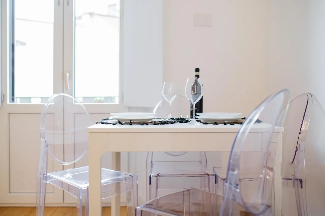 Ross Quadrell - Milano Apartment 0*, Milan Italy