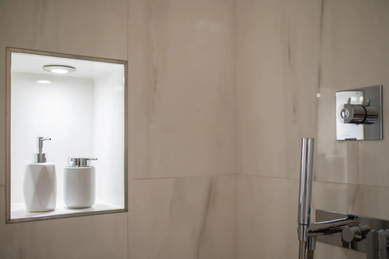 Ross Quadrell - Milano Apartment Italy